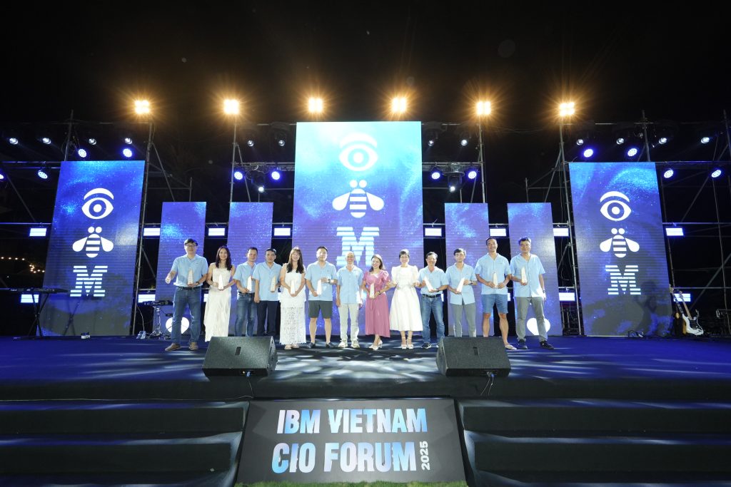 CEO Nguyễn Thị Hồng Trang đại diện KST Solution nhận giải thưởng tại IBM CIO Forum 2025.